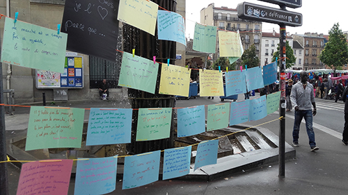 Porteur de parole sur le marché de Saint-Denis